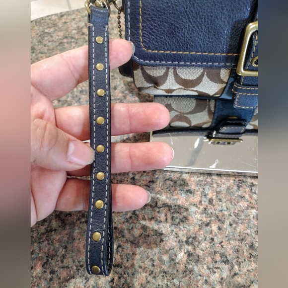 Coach Special Edition Fall 2004 Leather Signature C Wristlet Purse Buckle - Picture 4 of 11